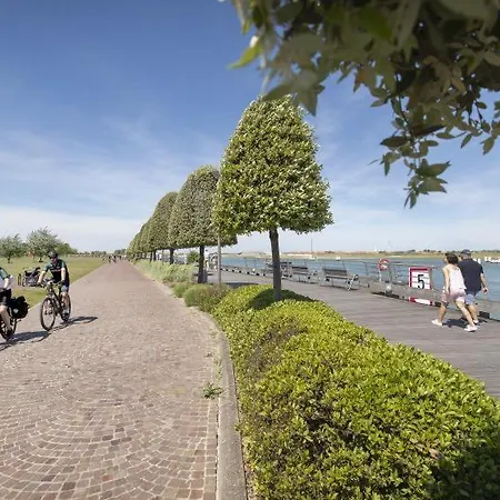 Holiday home Het Waterhoentje